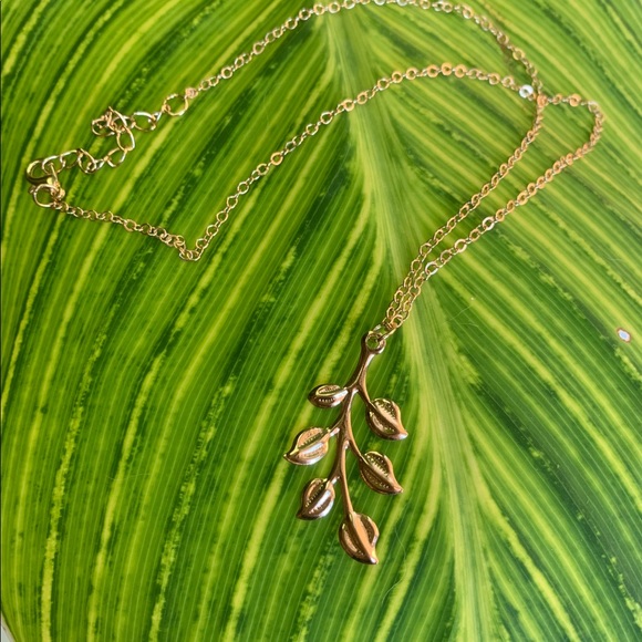 Dainty leaf necklace - Picture 2 of 3